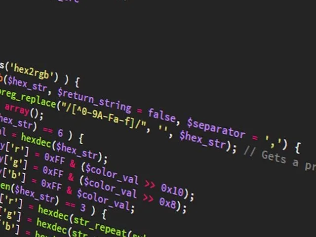 Junior frontend fejlesztő HTML és CSS kódot ír a laptopján egy modern irodában