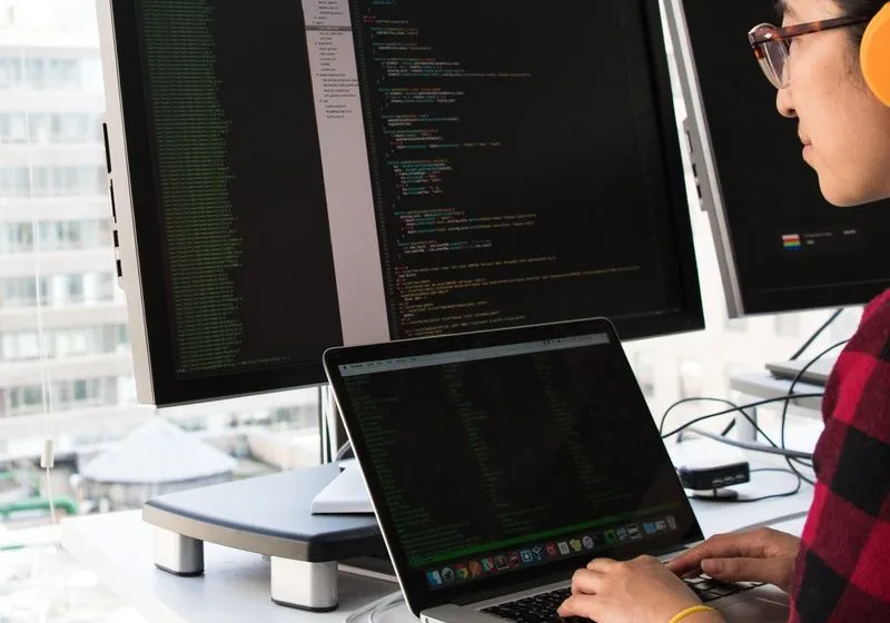 Junior frontend fejlesztő gyakorlati oktatás — kódolás és felületfejlesztés közelről